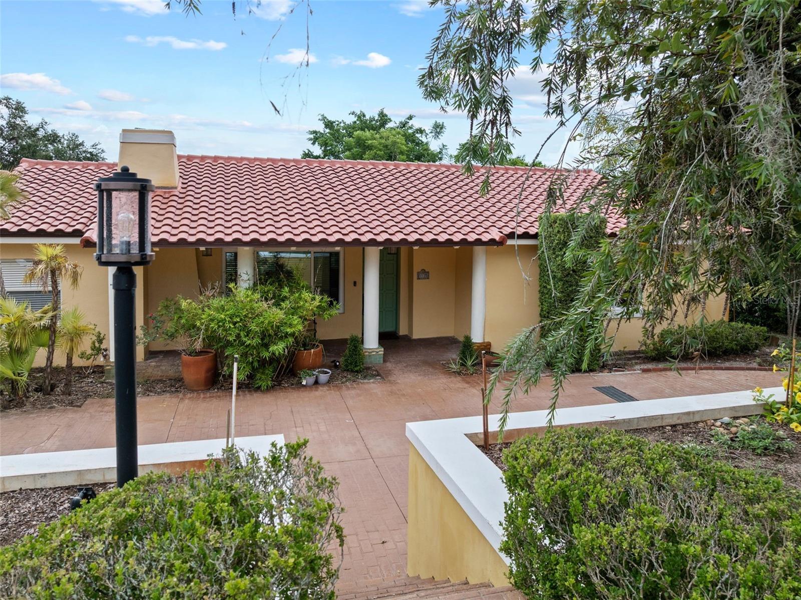 1121 SUNSET DR