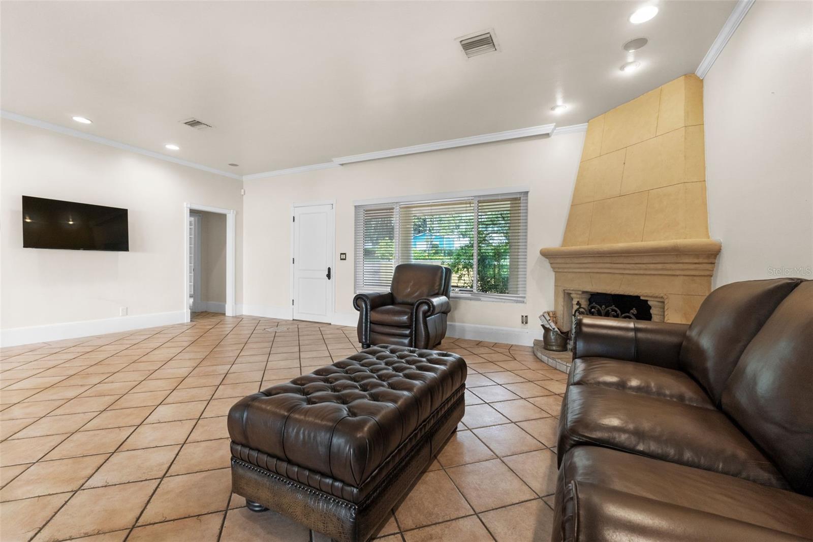1121 SUNSET DR