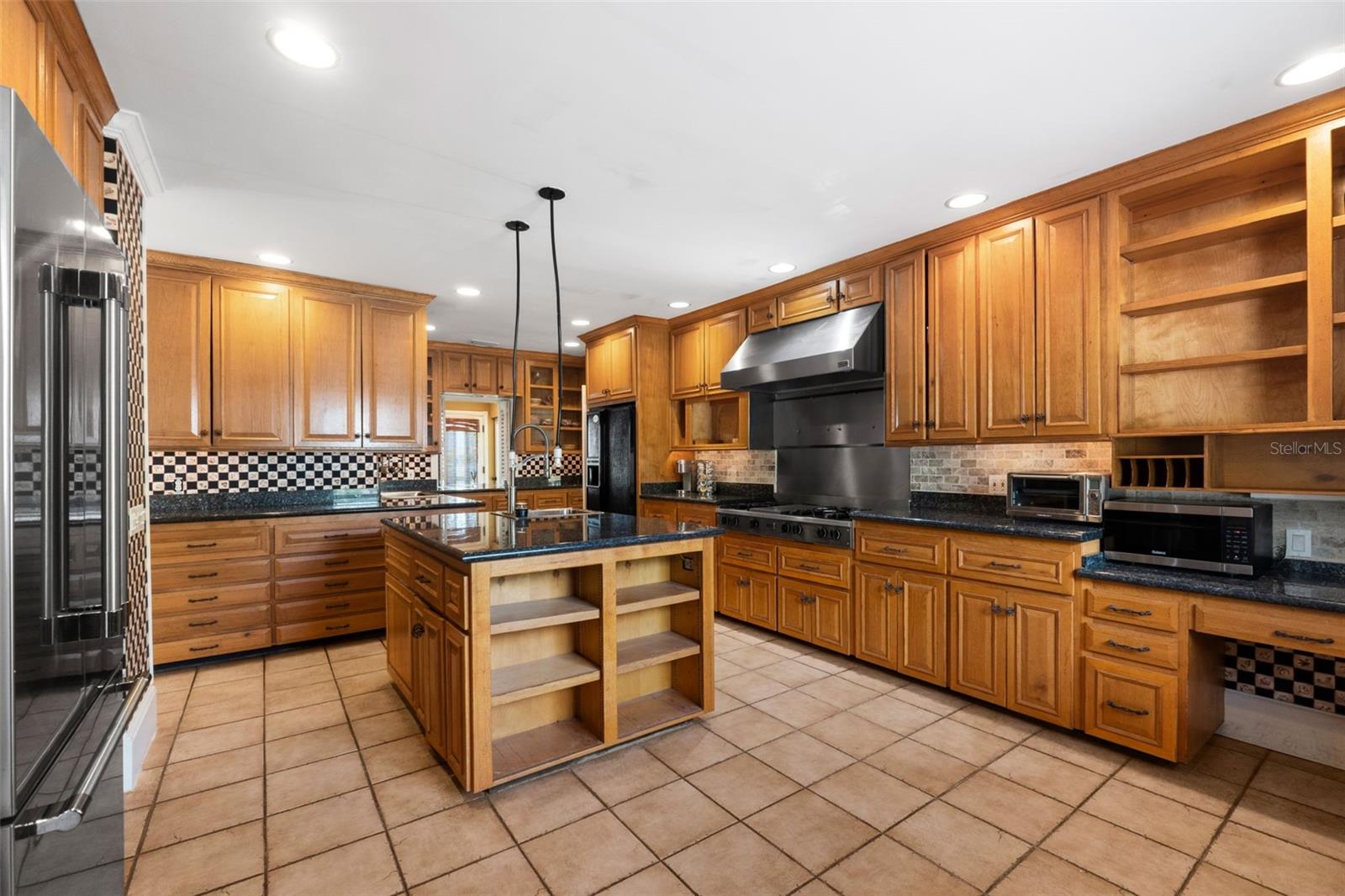 1121 SUNSET DR