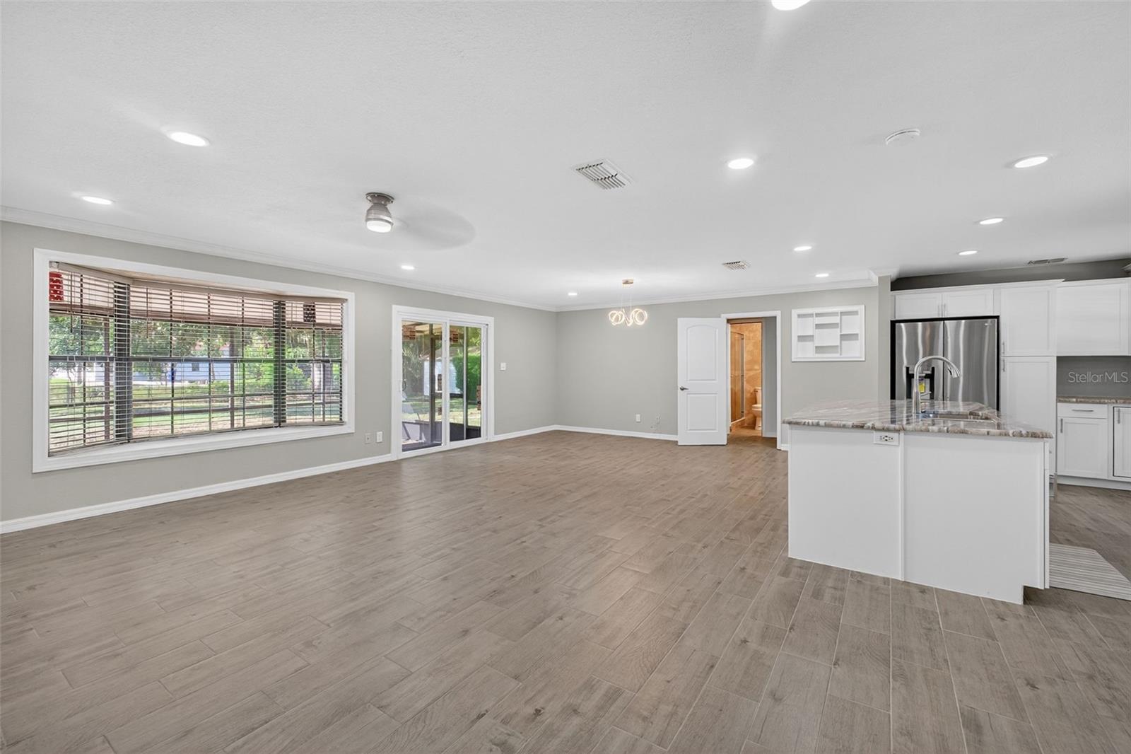 7 E BAY ST