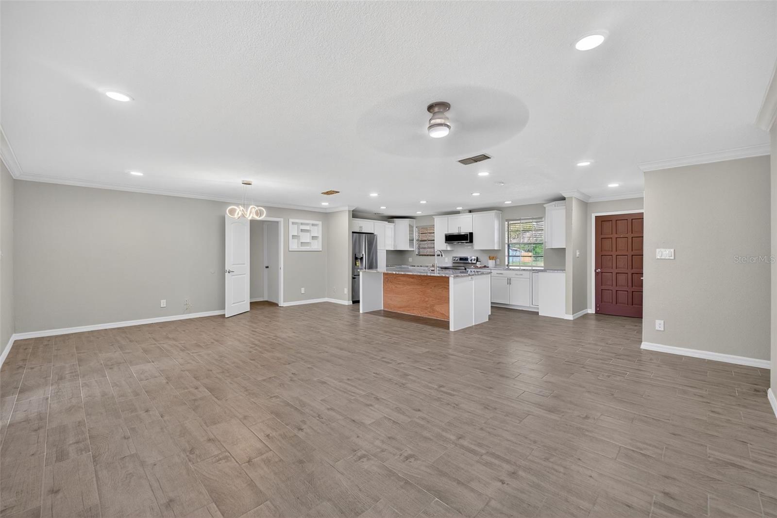 7 E BAY ST