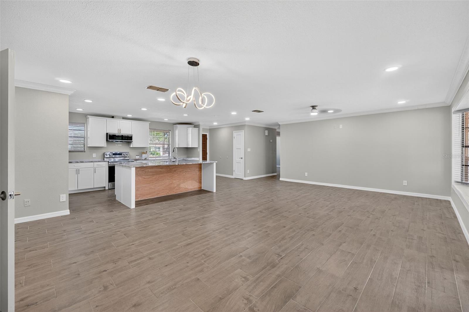 7 E BAY ST