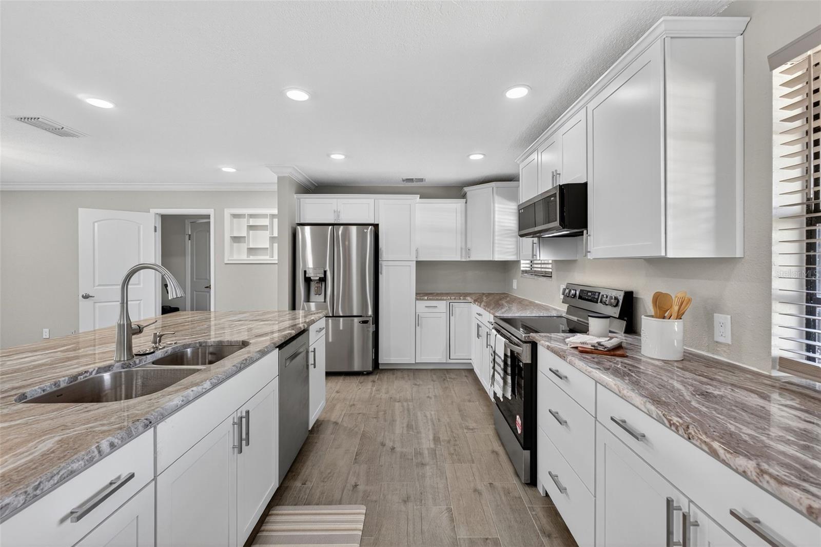 7 E BAY ST