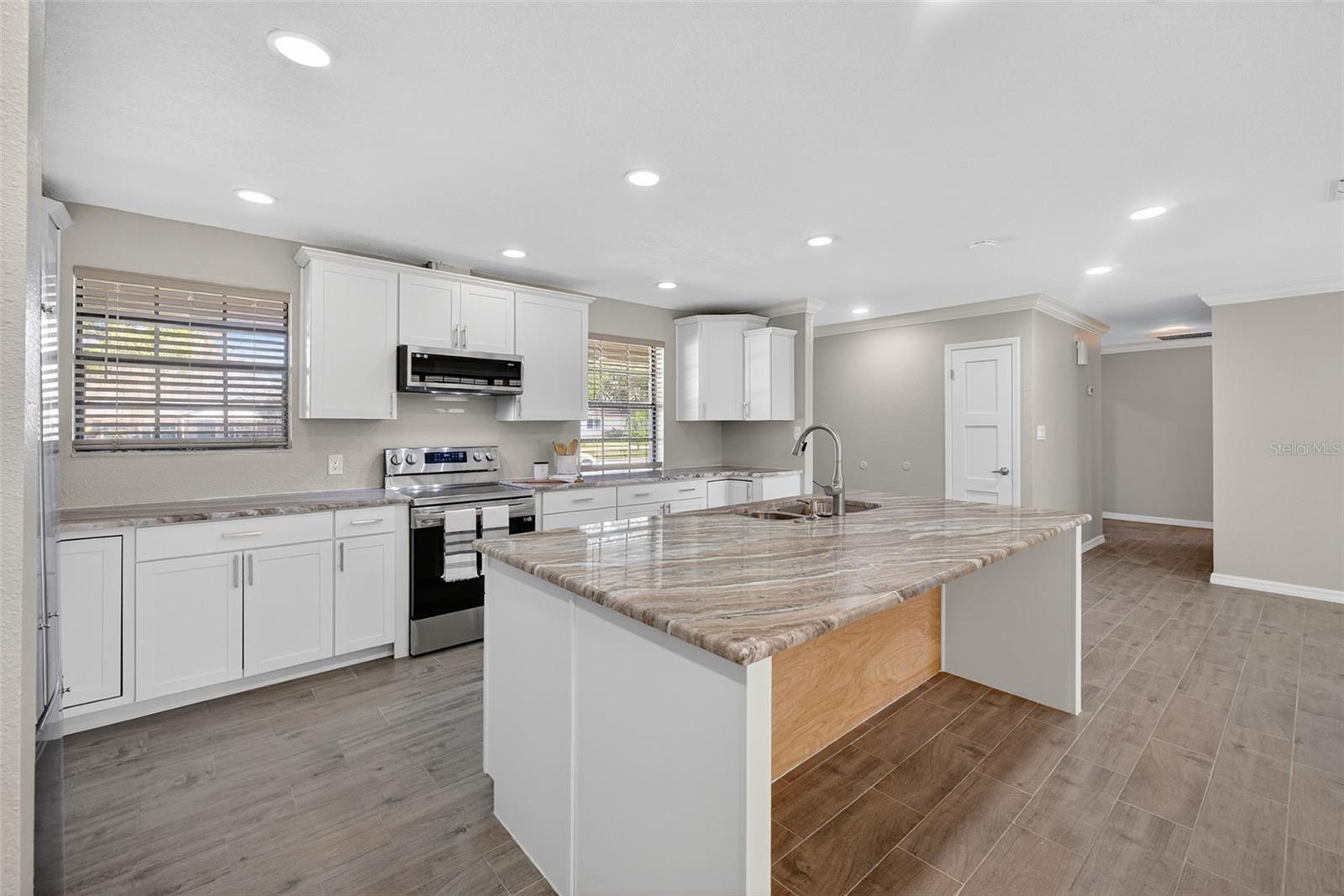 7 E BAY ST