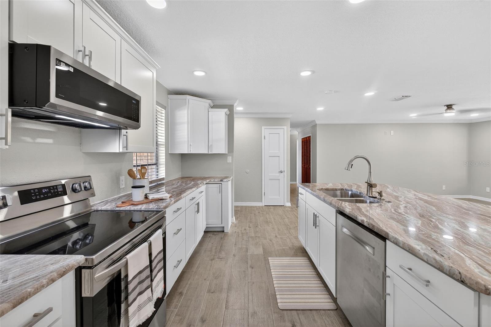 7 E BAY ST