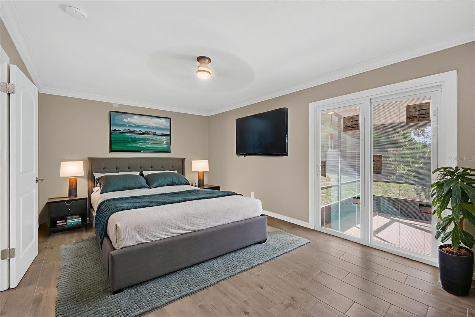 7 E BAY ST