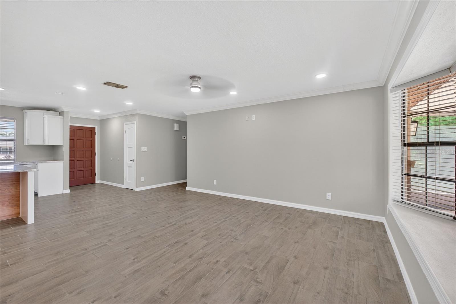 7 E BAY ST