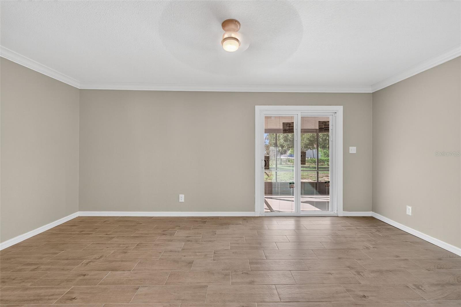 7 E BAY ST