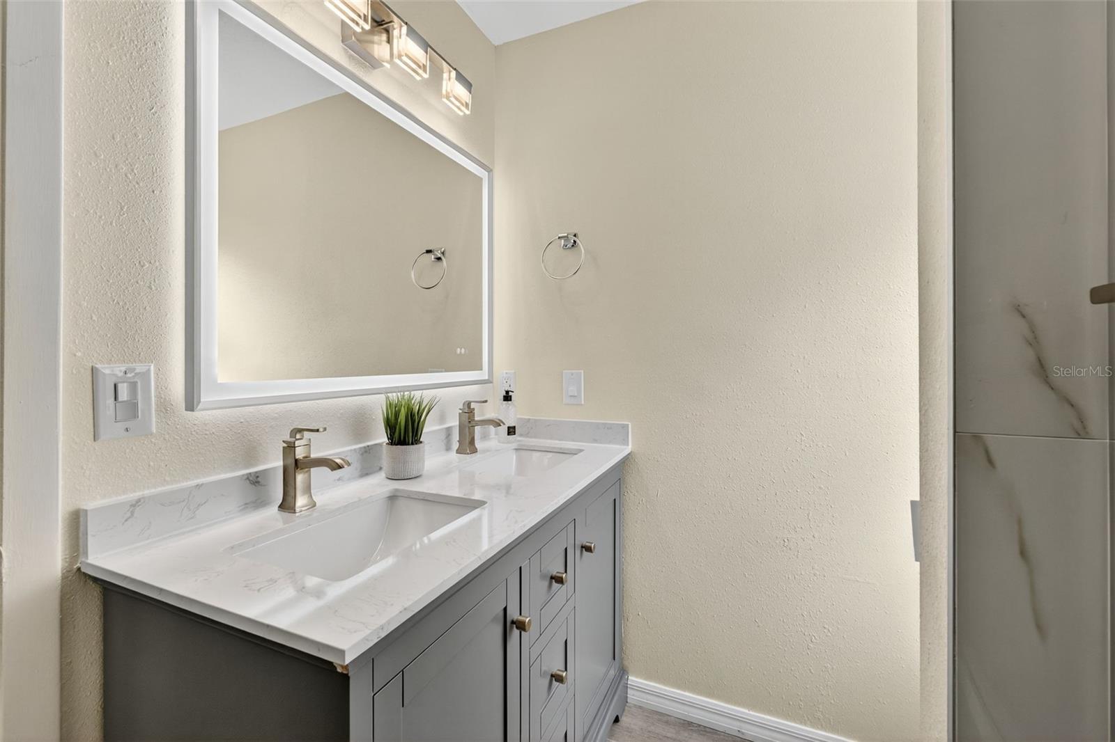 7 E BAY ST