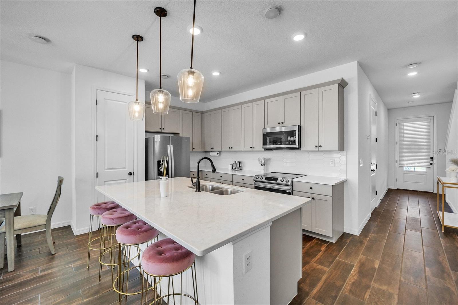 823 LONGBOAT DR