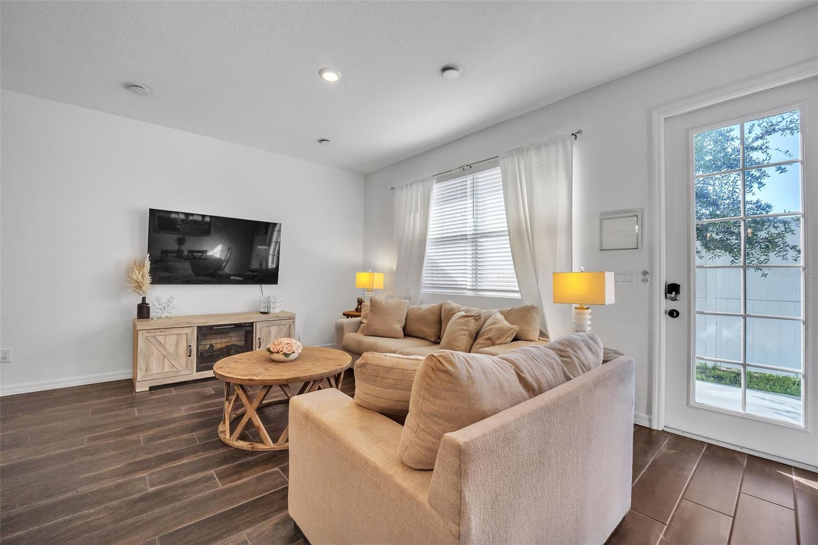 823 LONGBOAT DR