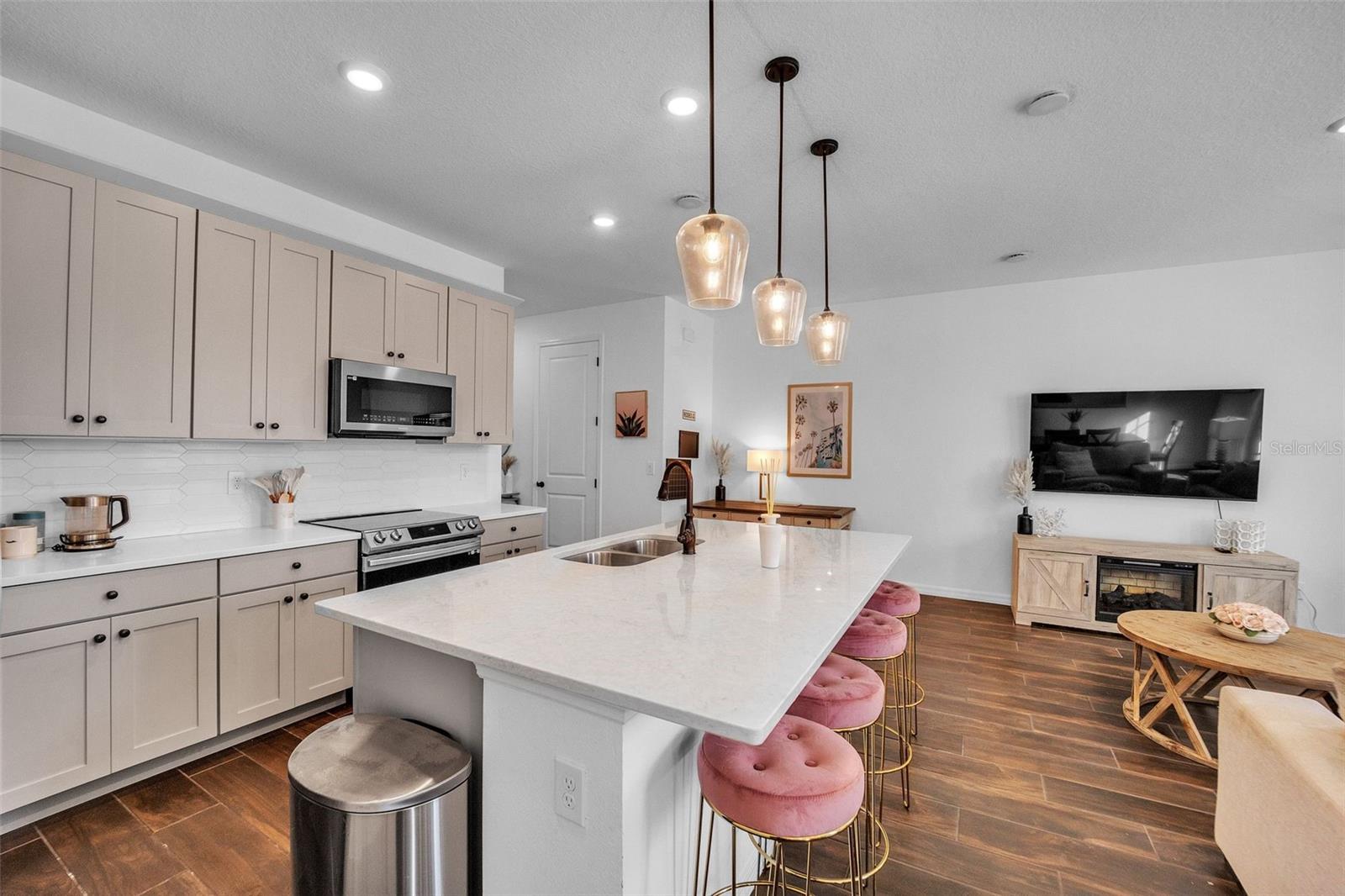 823 LONGBOAT DR