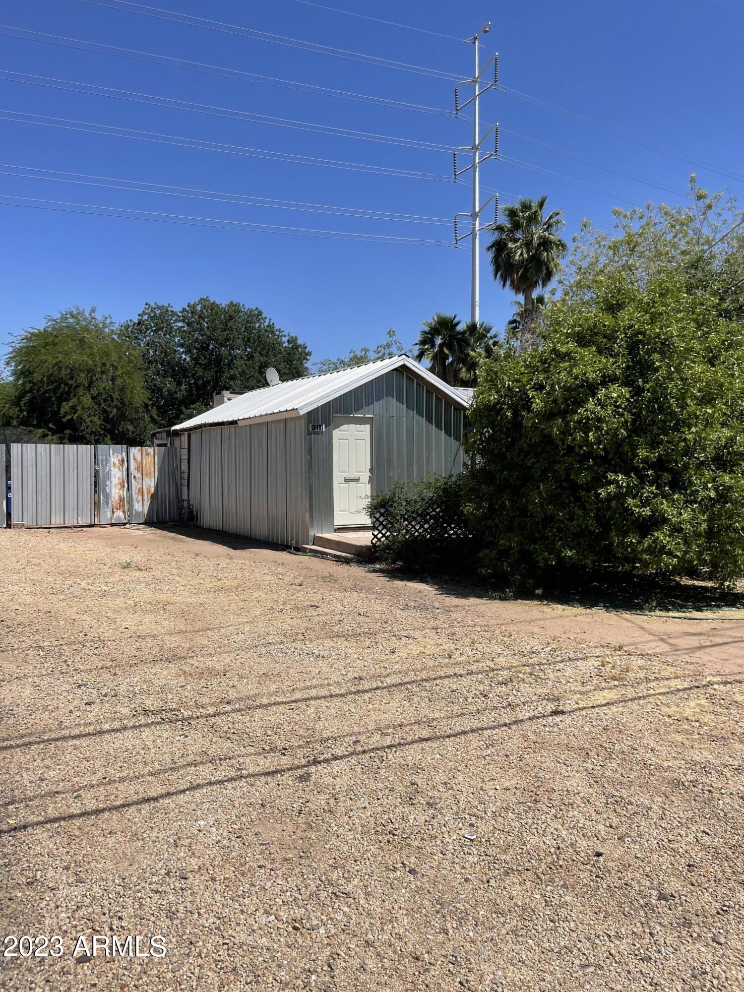 1211 S FARMER Avenue