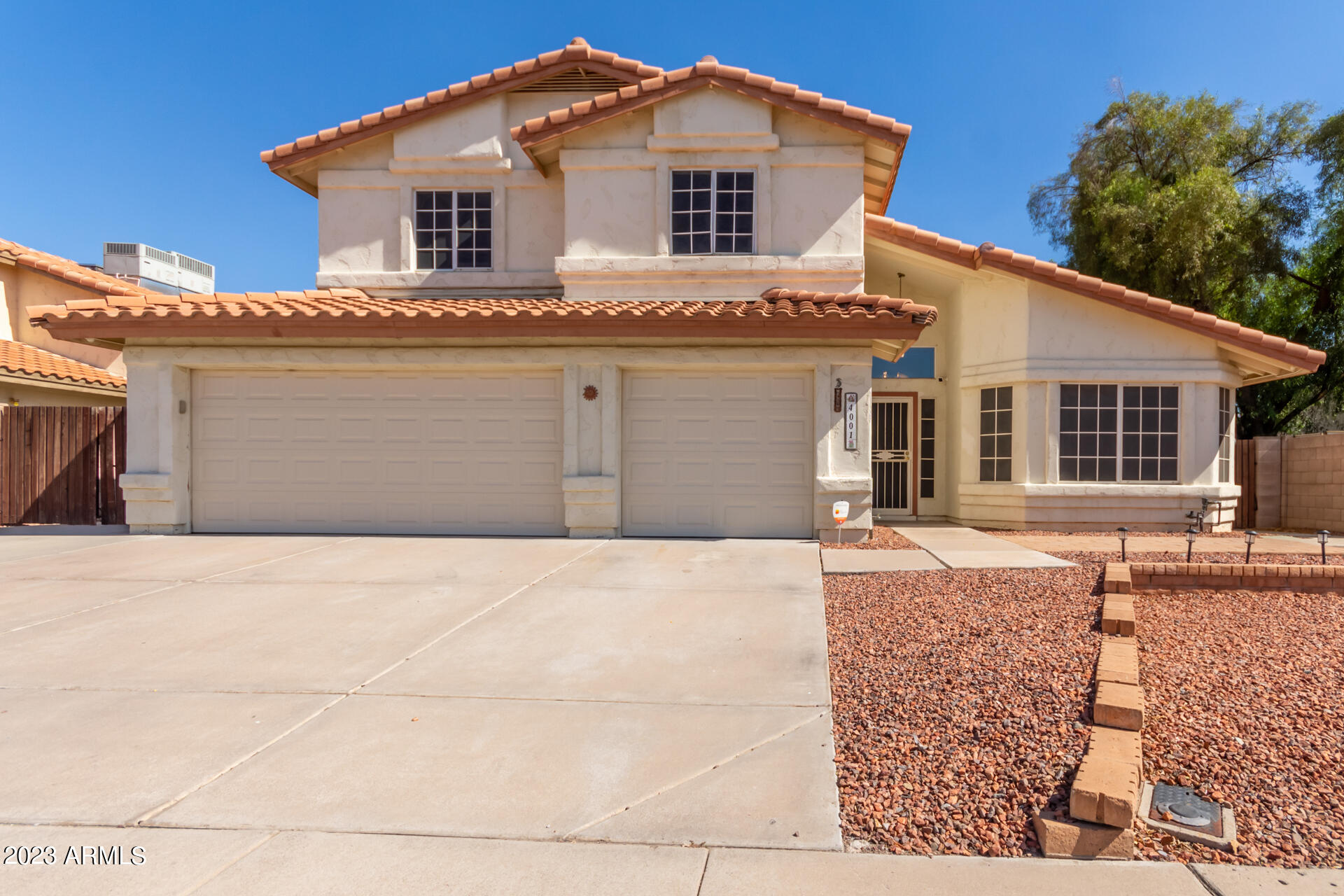 4001 W CHARLOTTE Drive