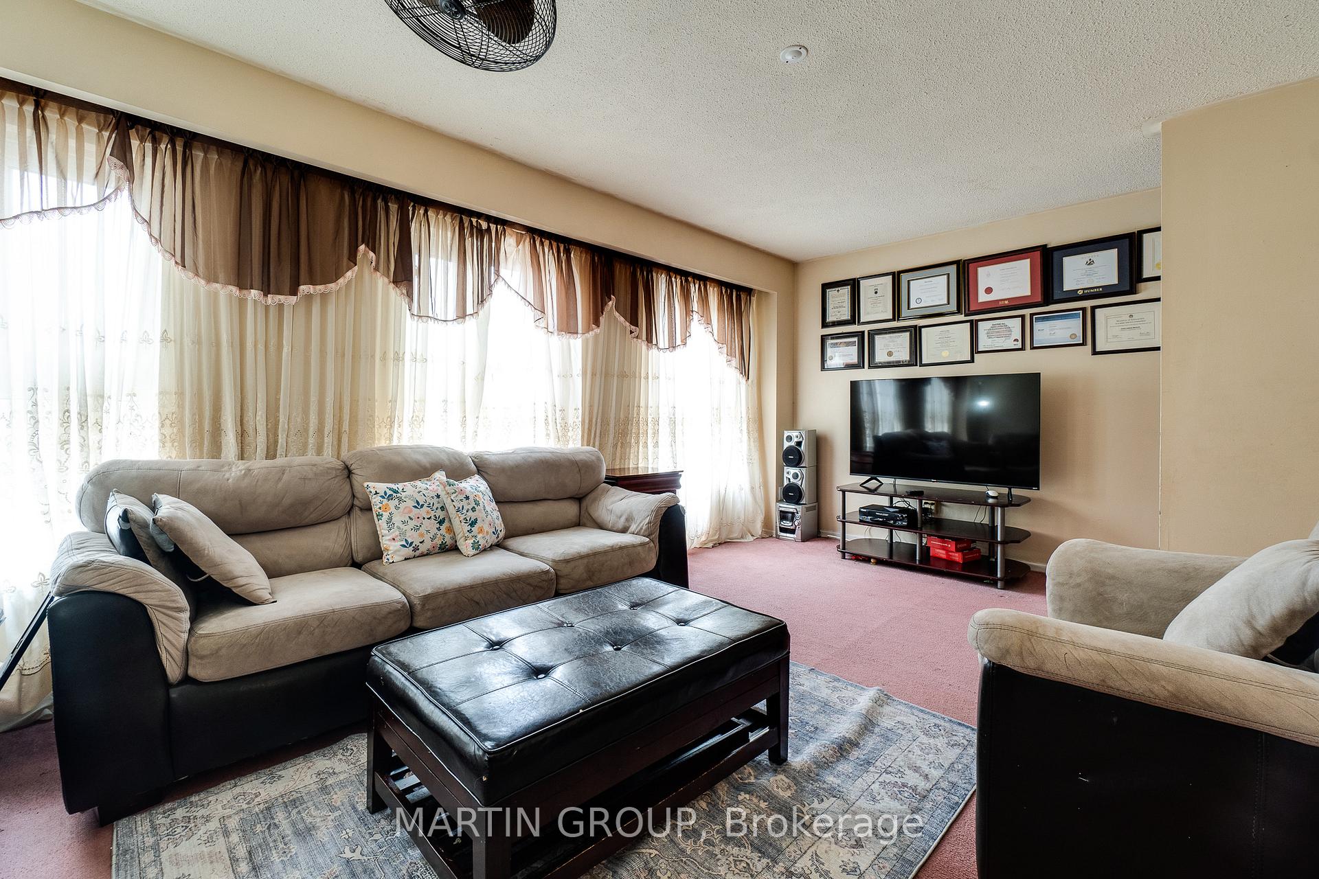 #4 - 46 Dearbourne Boulevard Unit: 4