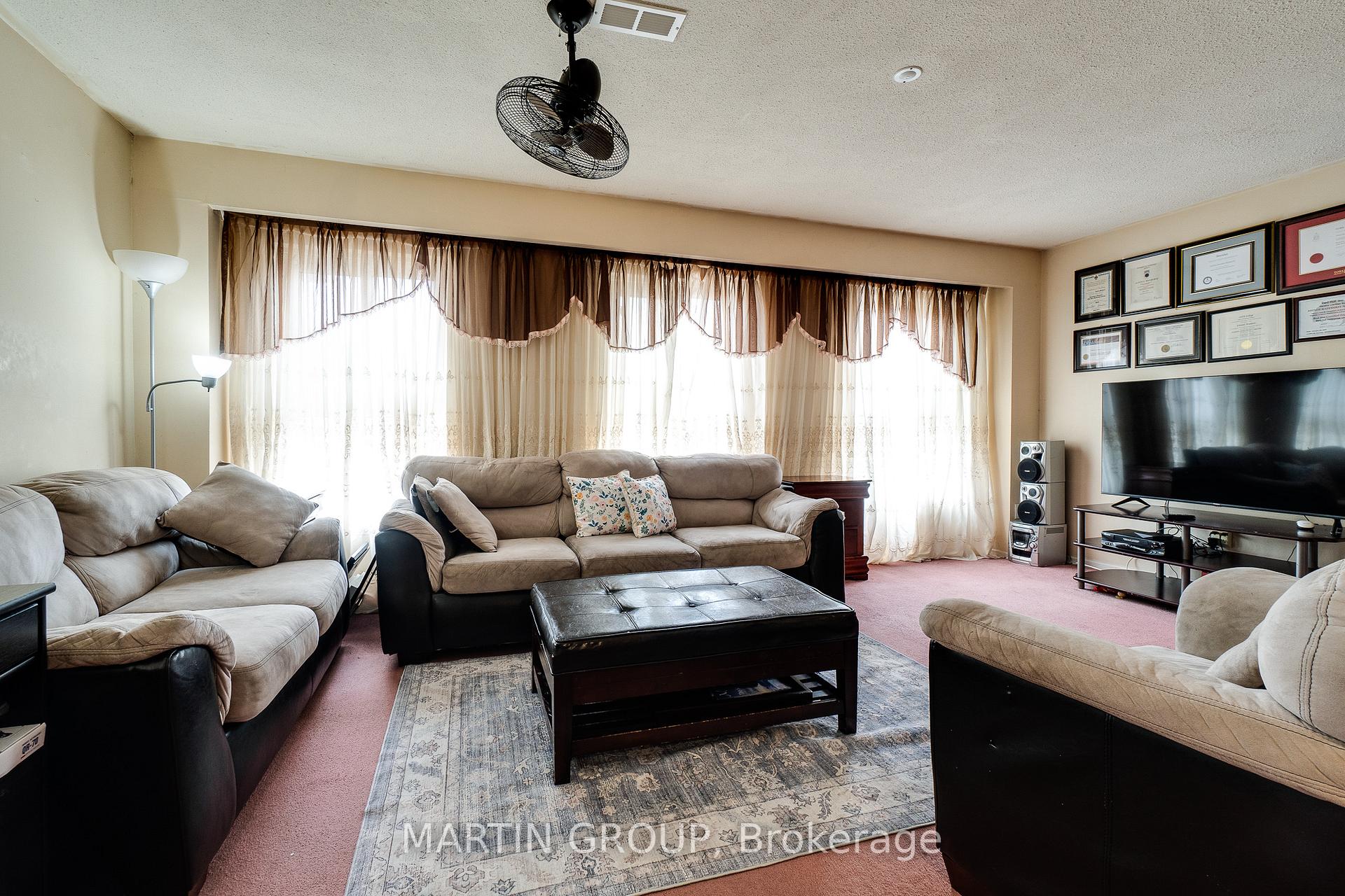 #4 - 46 Dearbourne Boulevard Unit: 4