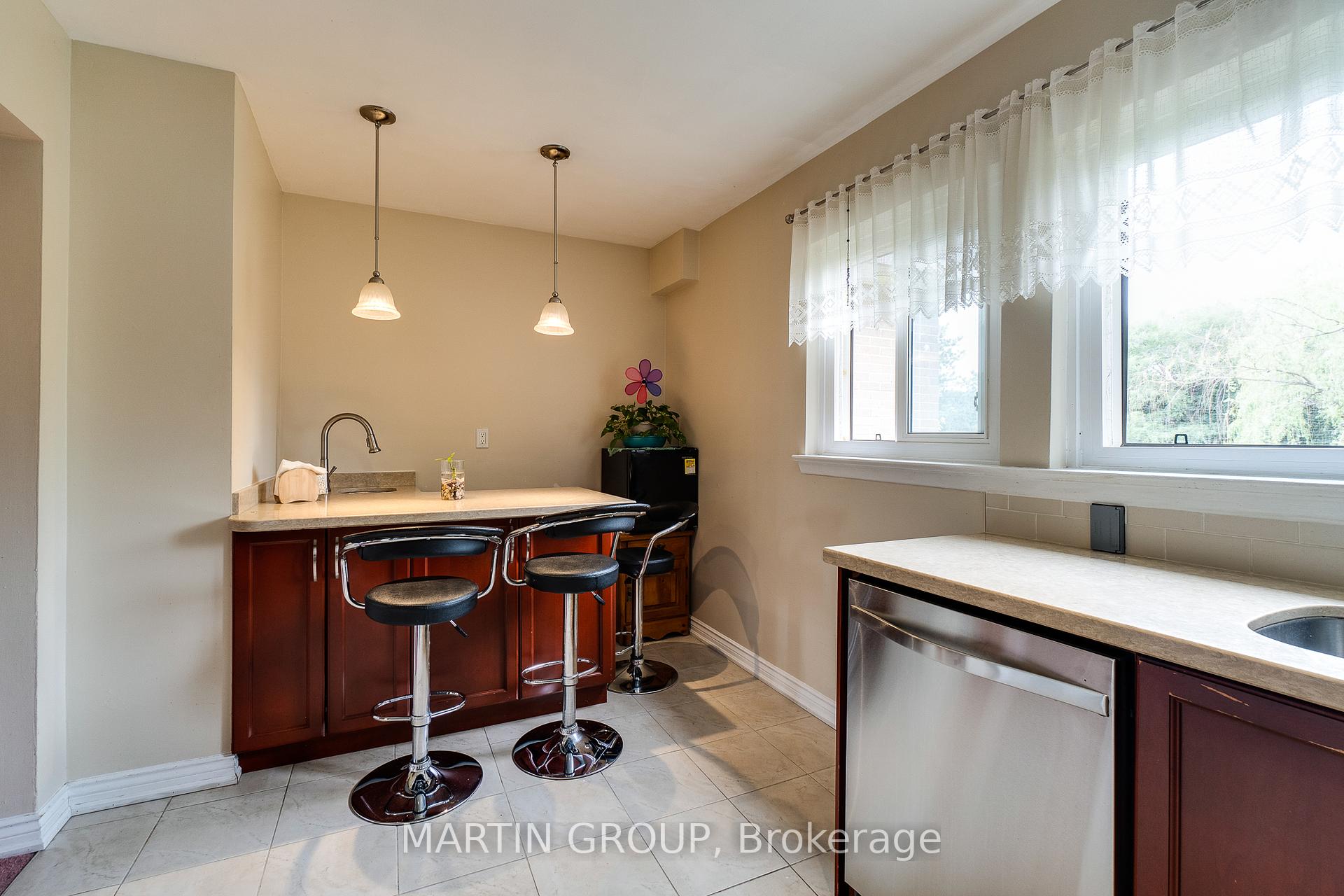 #4 - 46 Dearbourne Boulevard Unit: 4