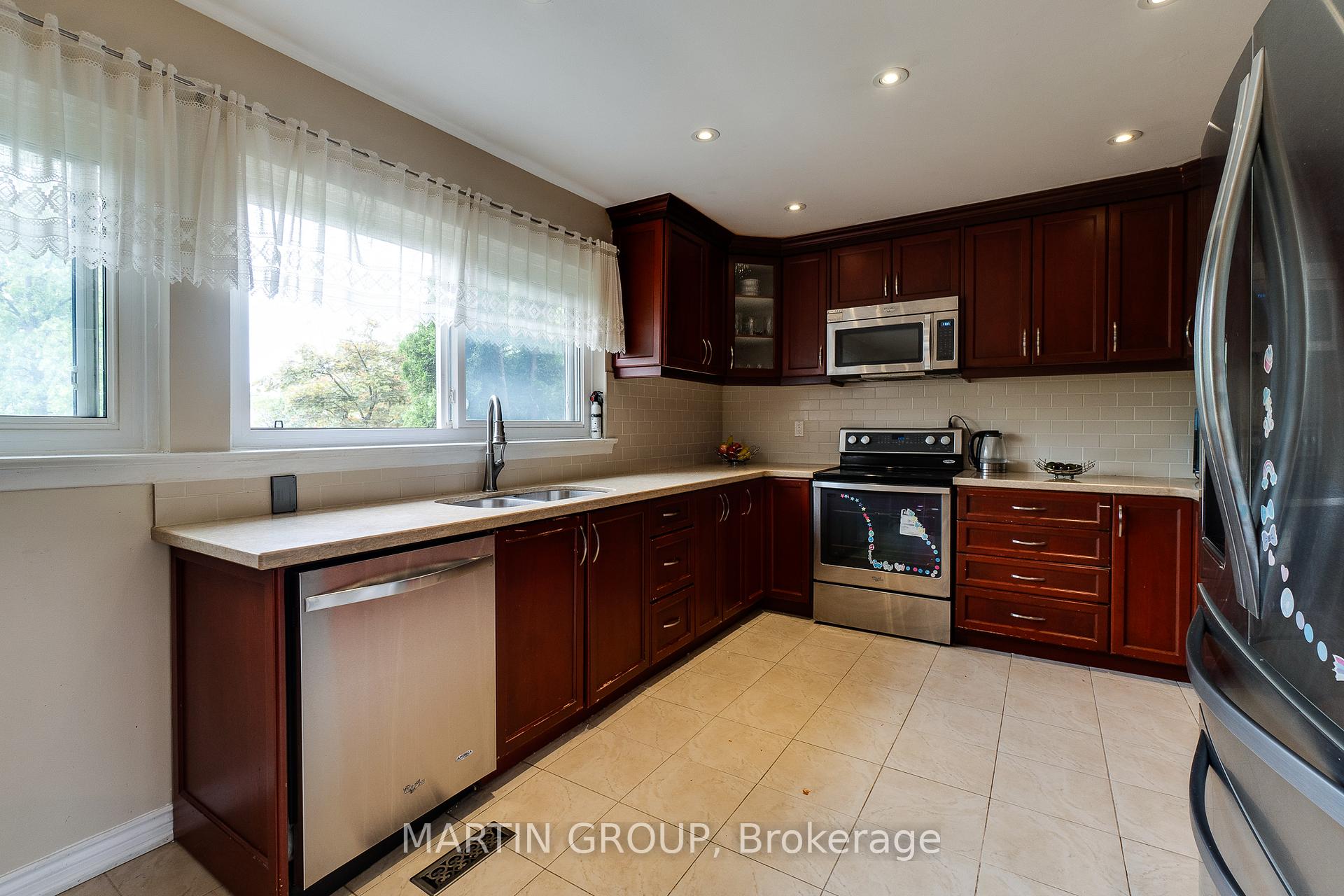 #4 - 46 Dearbourne Boulevard Unit: 4