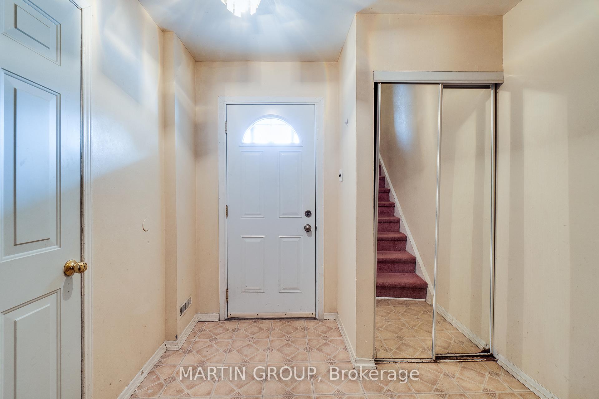 #4 - 46 Dearbourne Boulevard Unit: 4