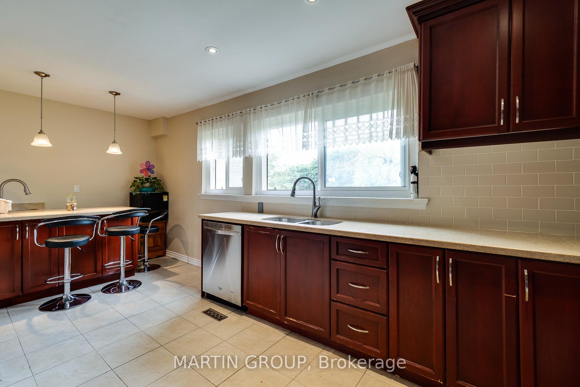 #4 - 46 Dearbourne Boulevard Unit: 4
