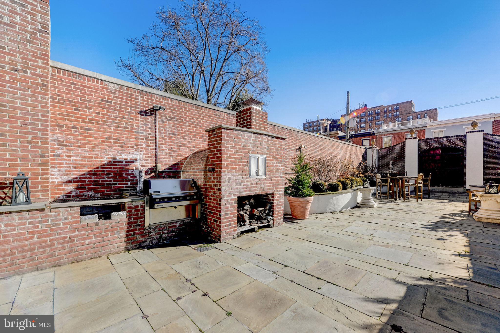2220 GREEN STREET