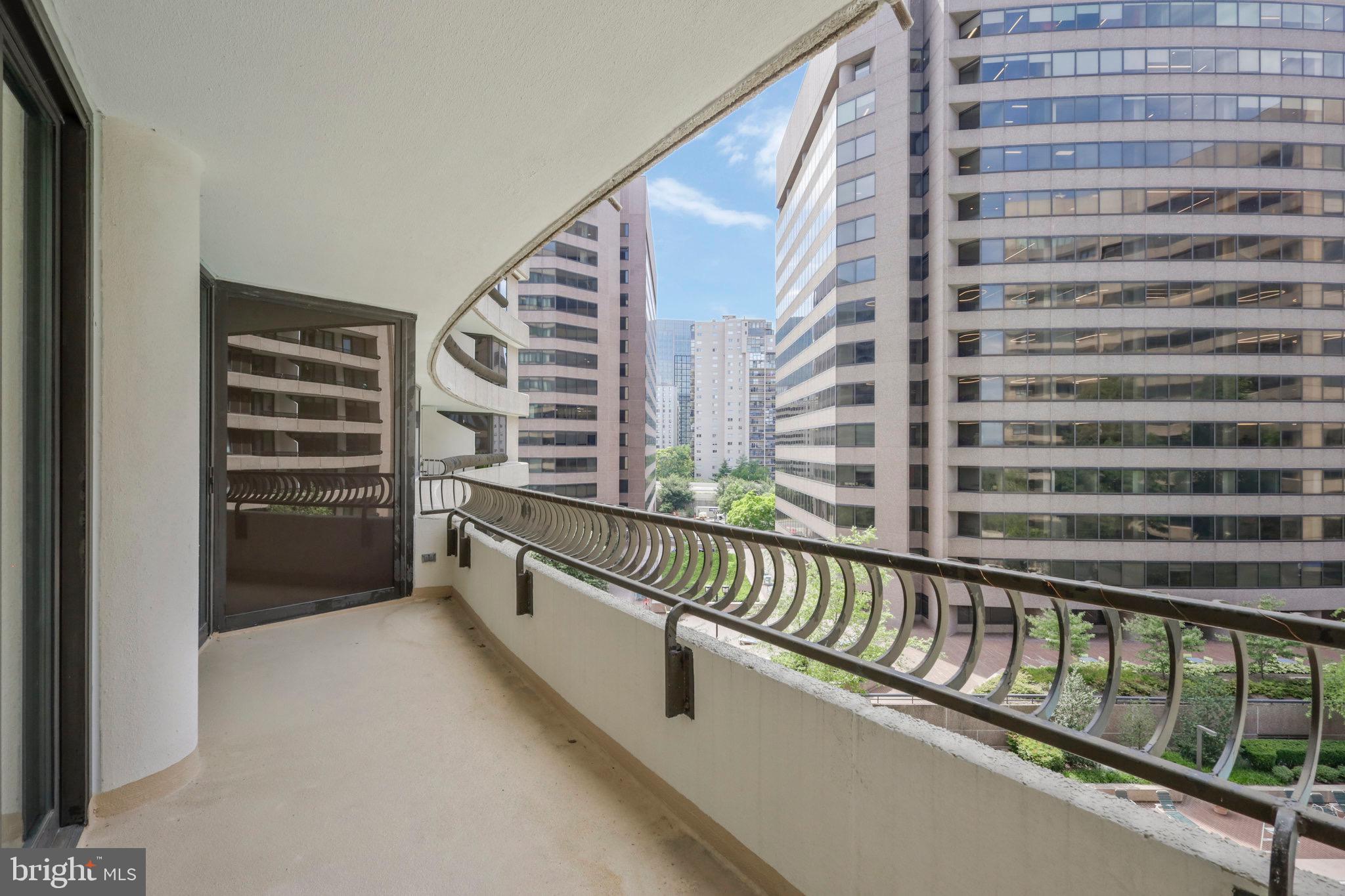 1300 CRYSTAL DR #706S