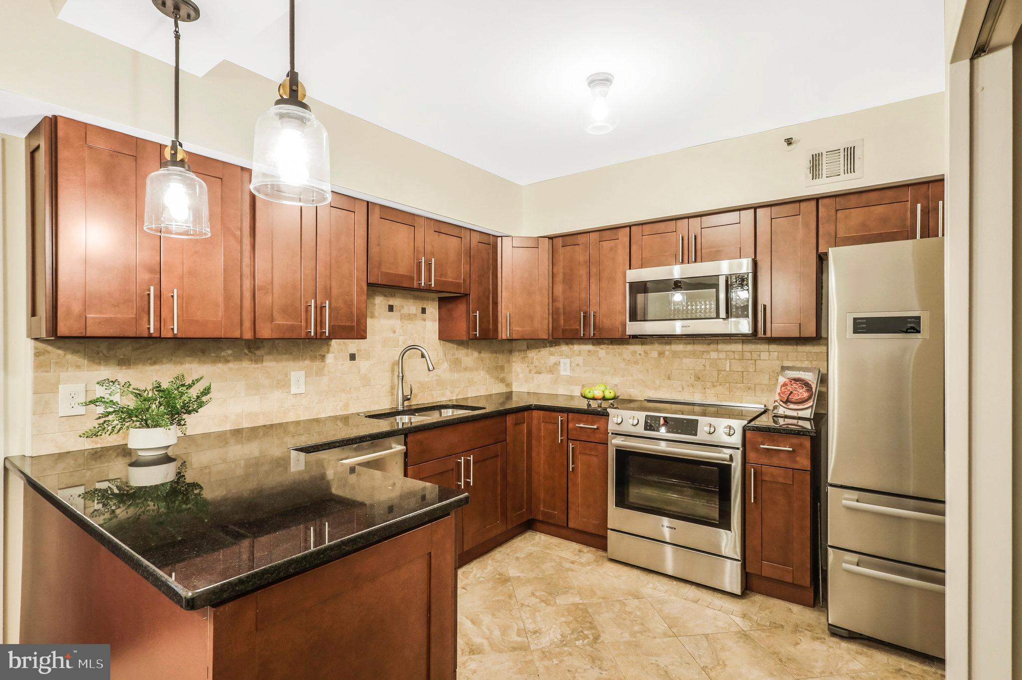 1300 CRYSTAL DR #706S