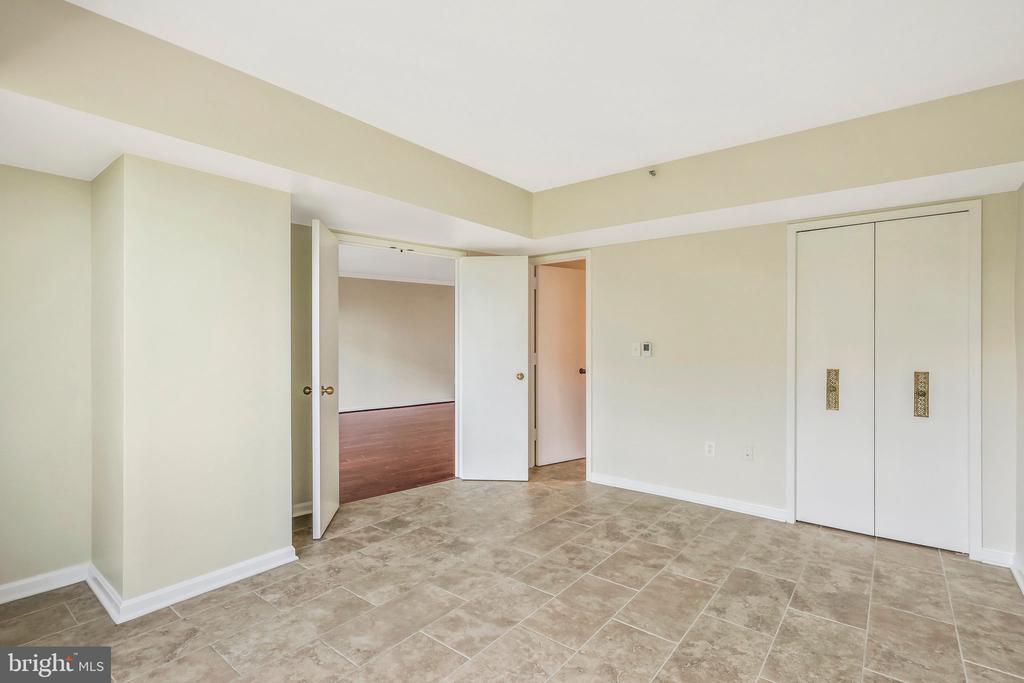 1300 CRYSTAL DR #706S