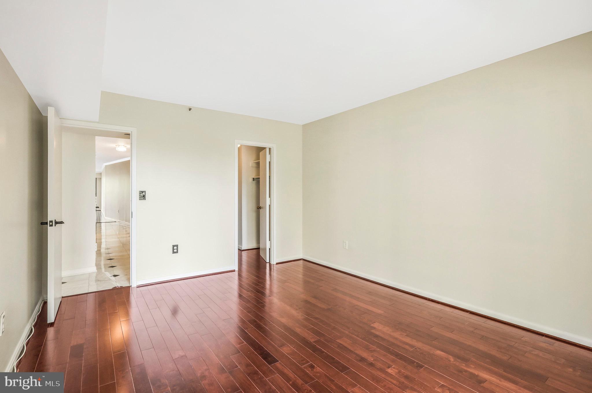 1300 CRYSTAL DR #706S