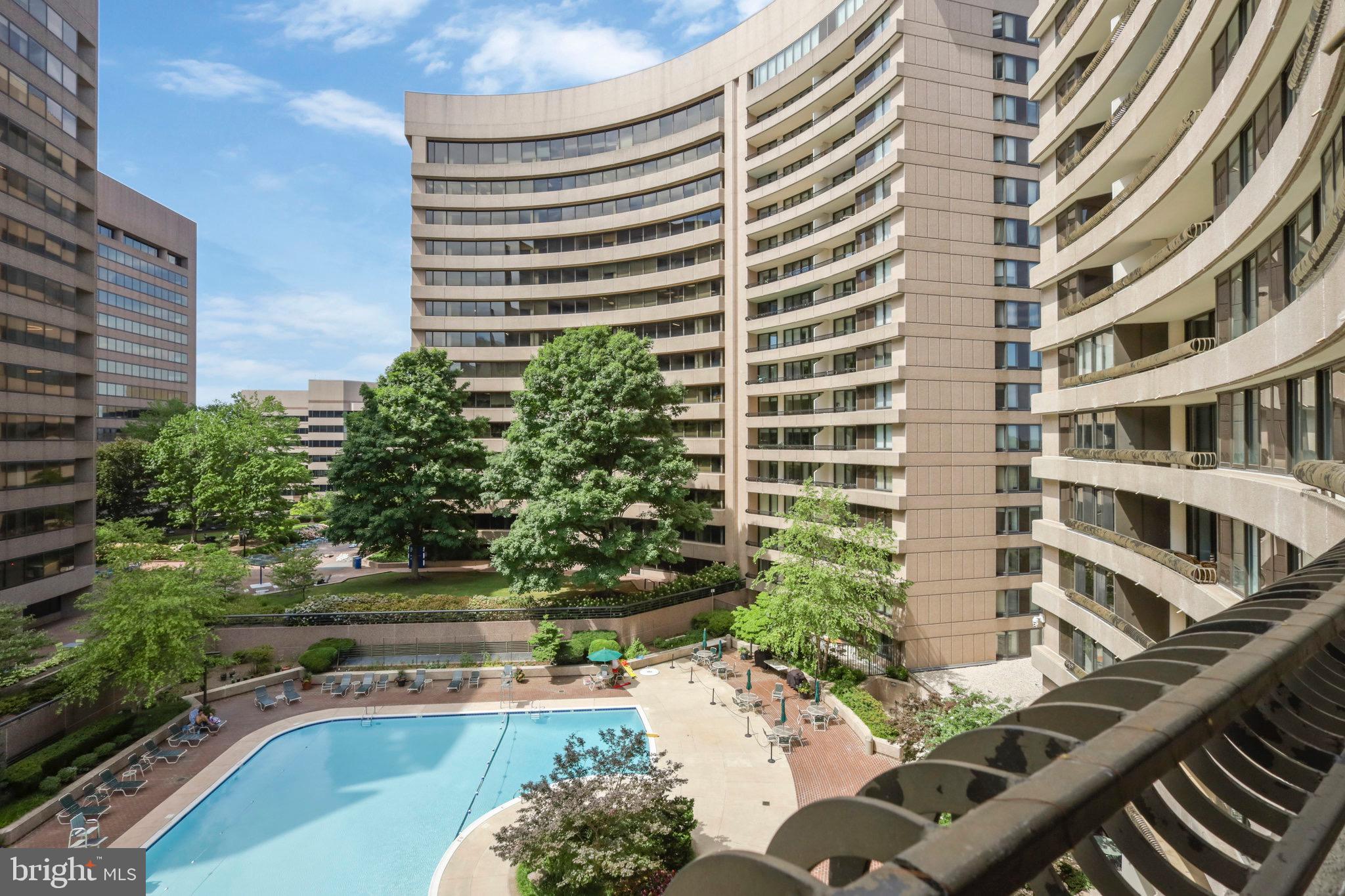 1300 CRYSTAL DR #706S