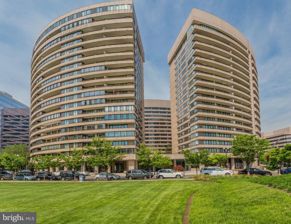 1300 CRYSTAL DR #706S