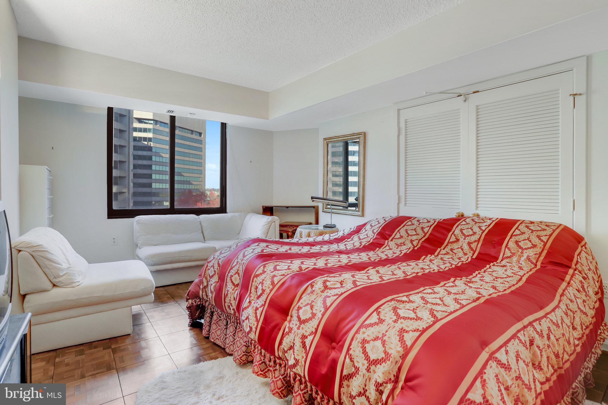 1300 Crystal Dr #901s