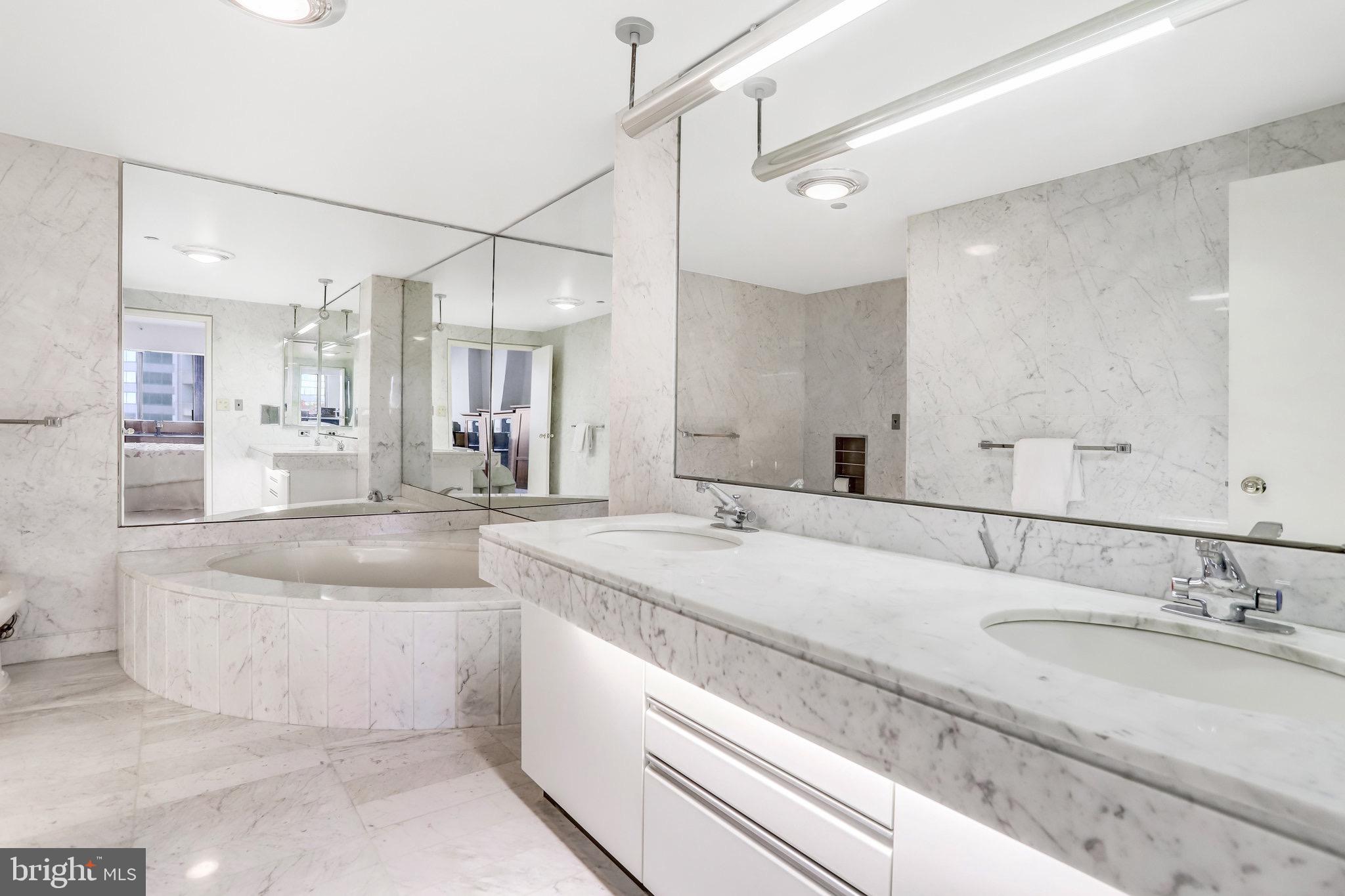 1300 Crystal Dr #901s