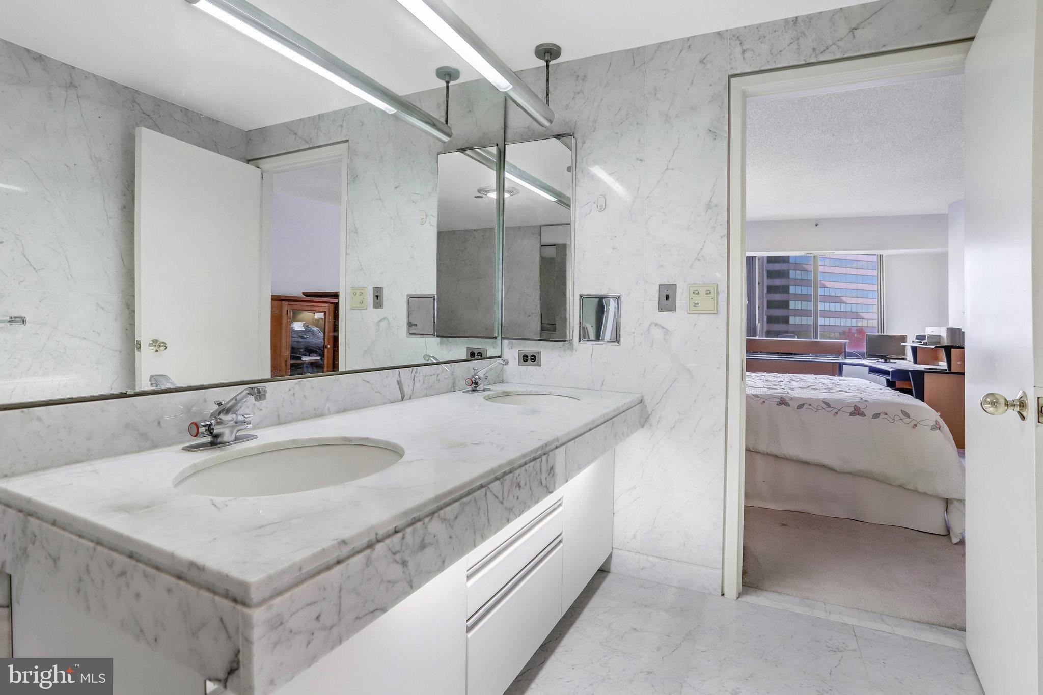 1300 Crystal Dr #901s