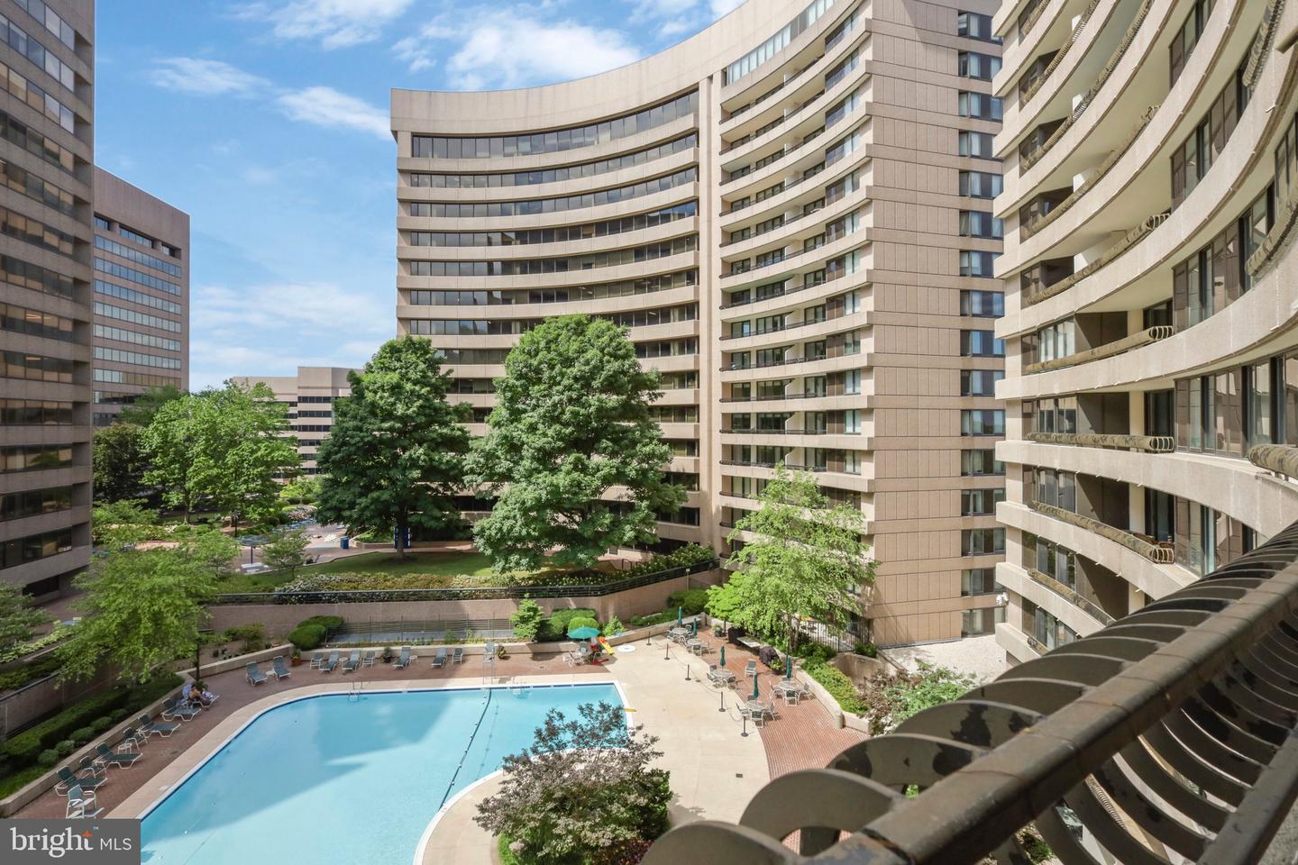 1300 Crystal Dr #901s