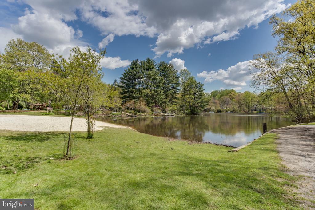 6427 Lakeview Dr