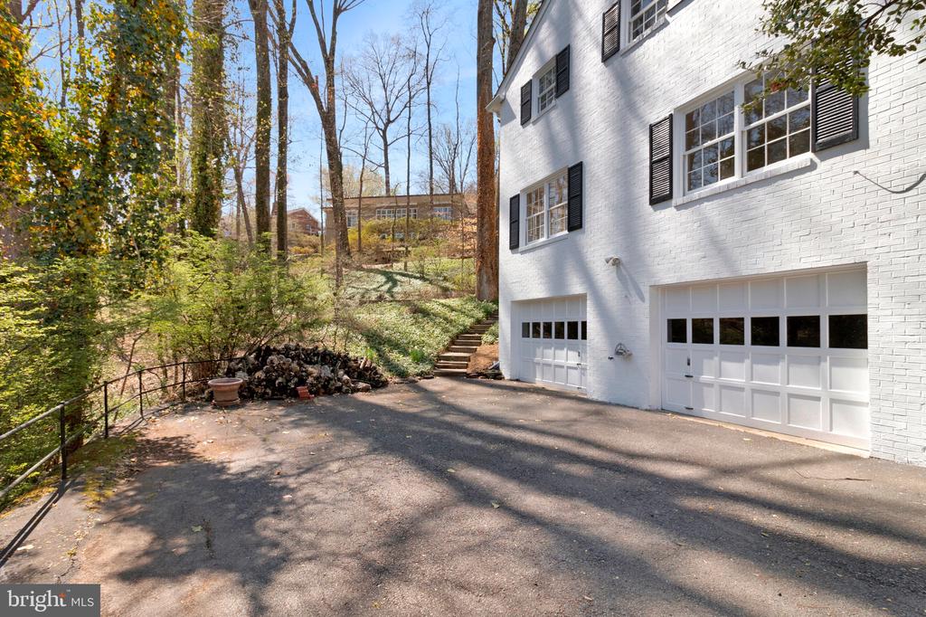 6427 Lakeview Dr