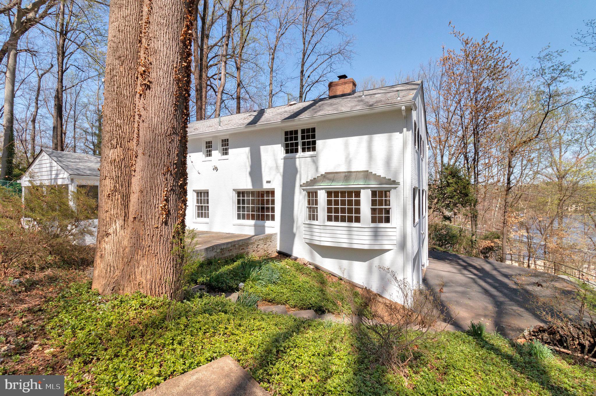 6427 Lakeview Dr