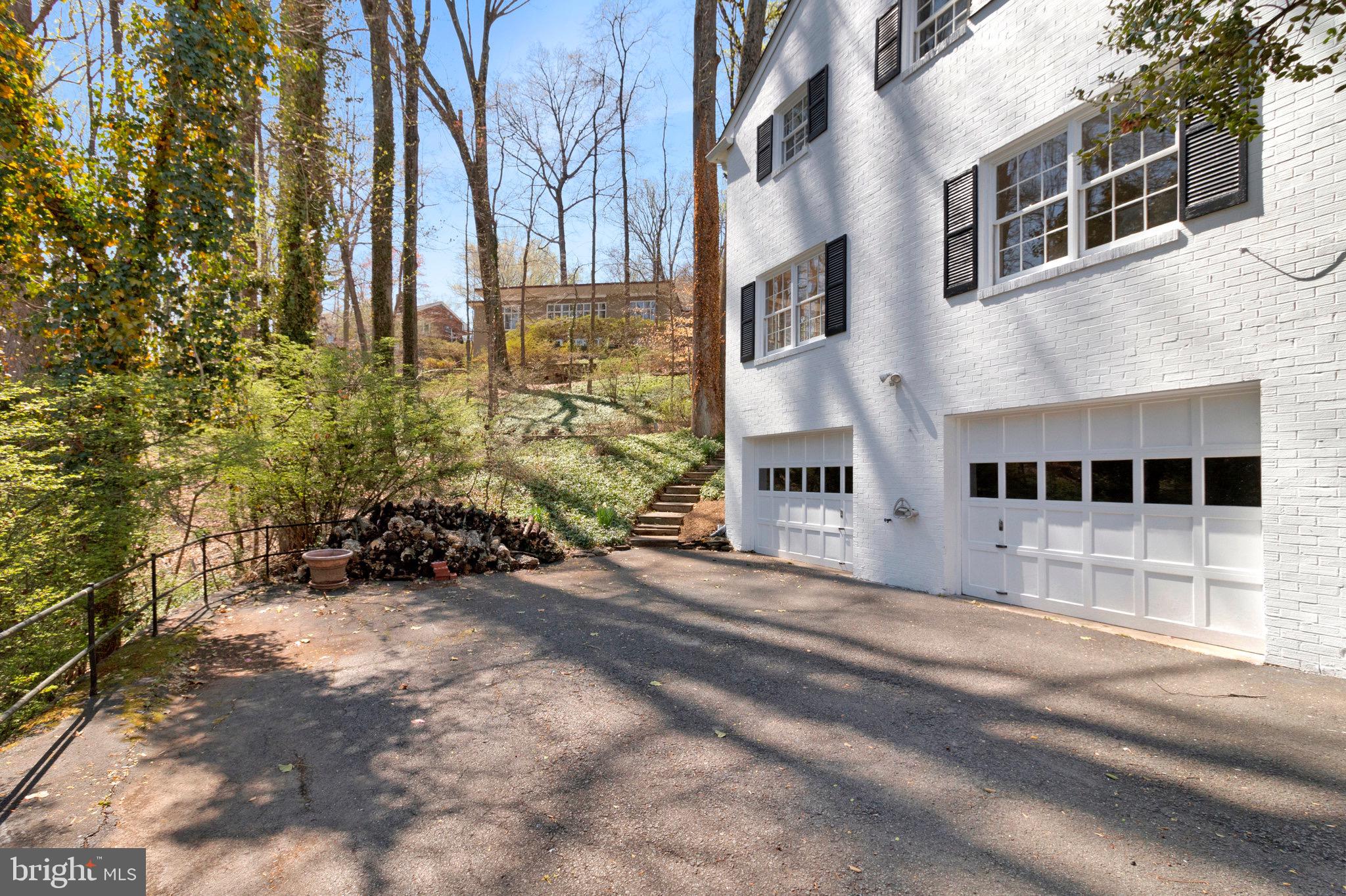 6427 Lakeview Dr