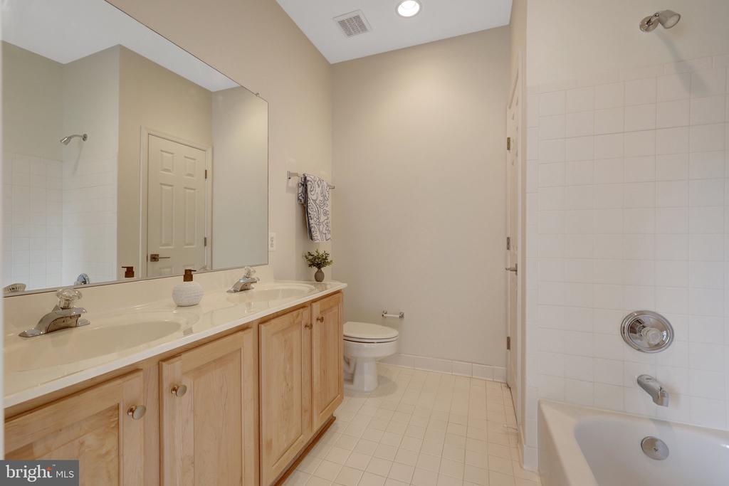 2160 Bonaventure Dr