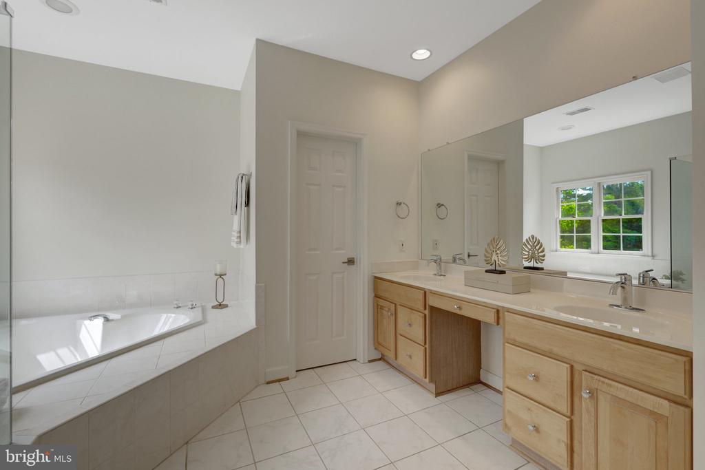 2160 Bonaventure Dr