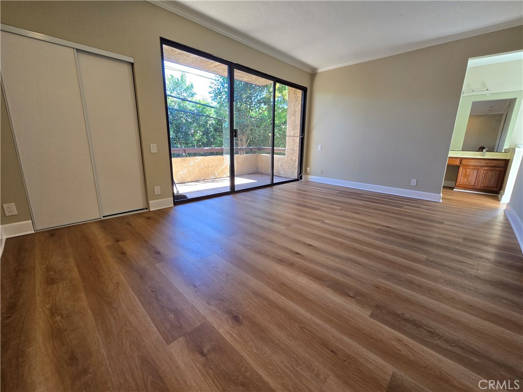 13214 Moorpark Street 201