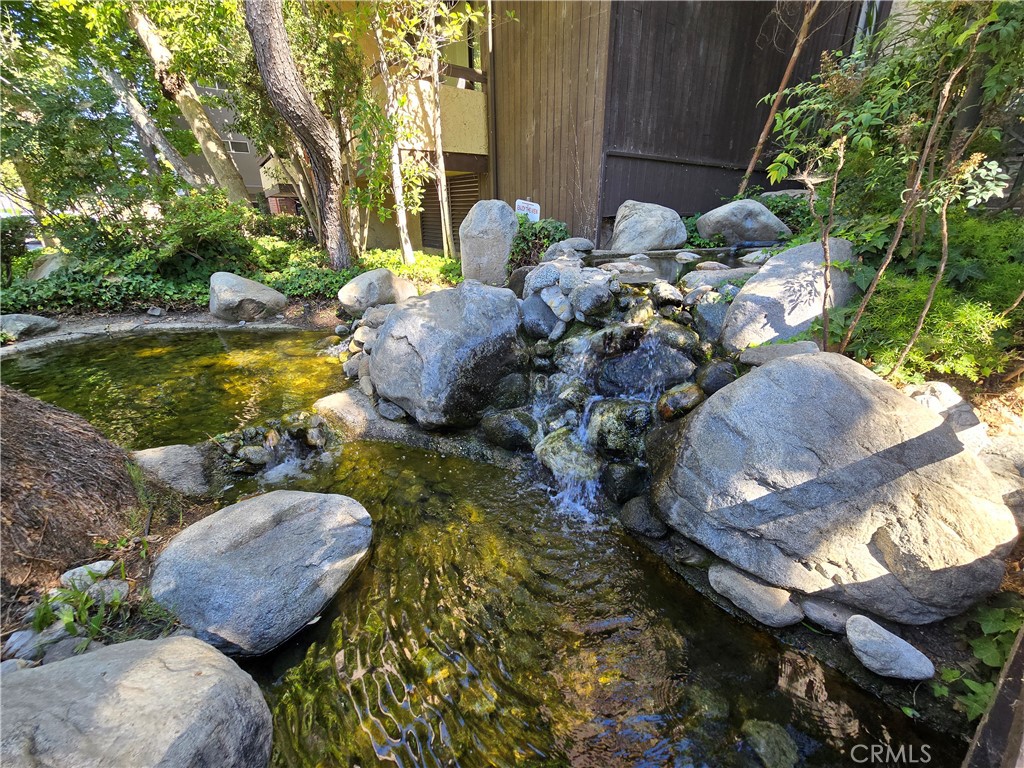 13214 Moorpark Street 201