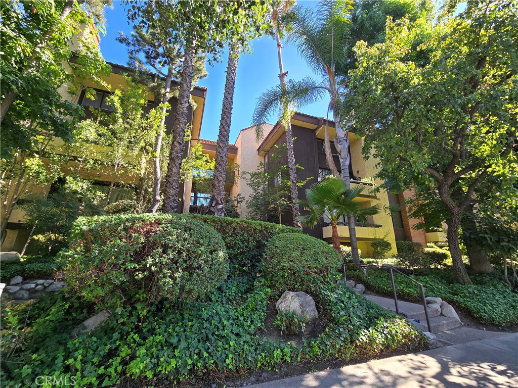 13214 Moorpark Street 201