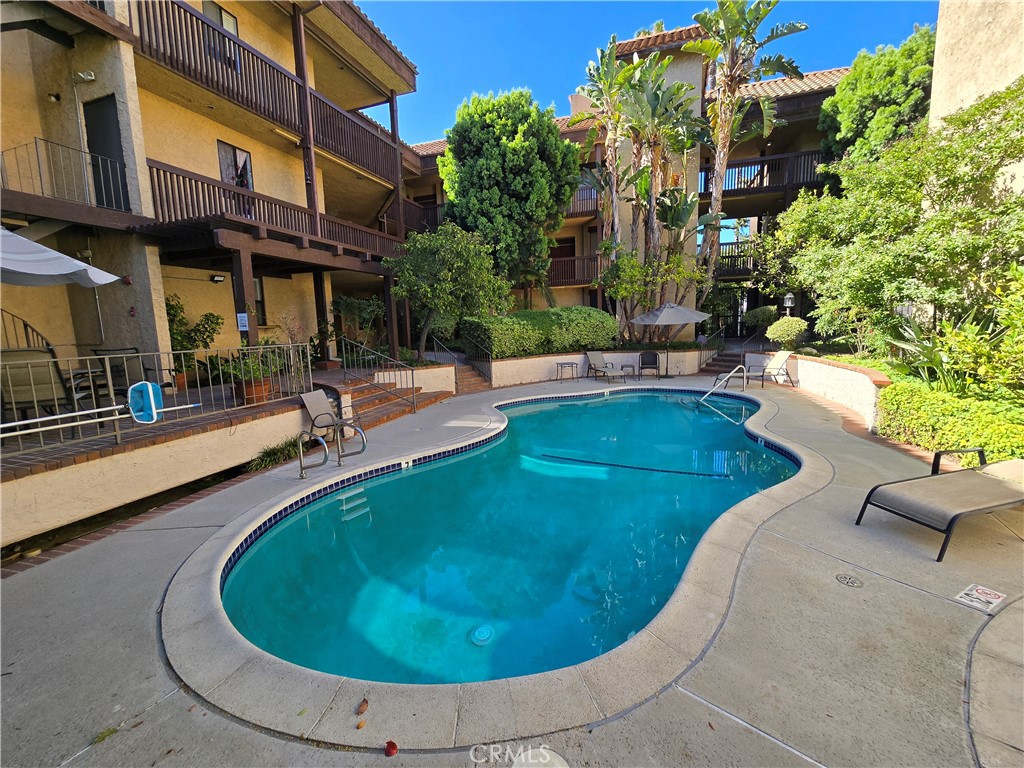 13214 Moorpark Street 201