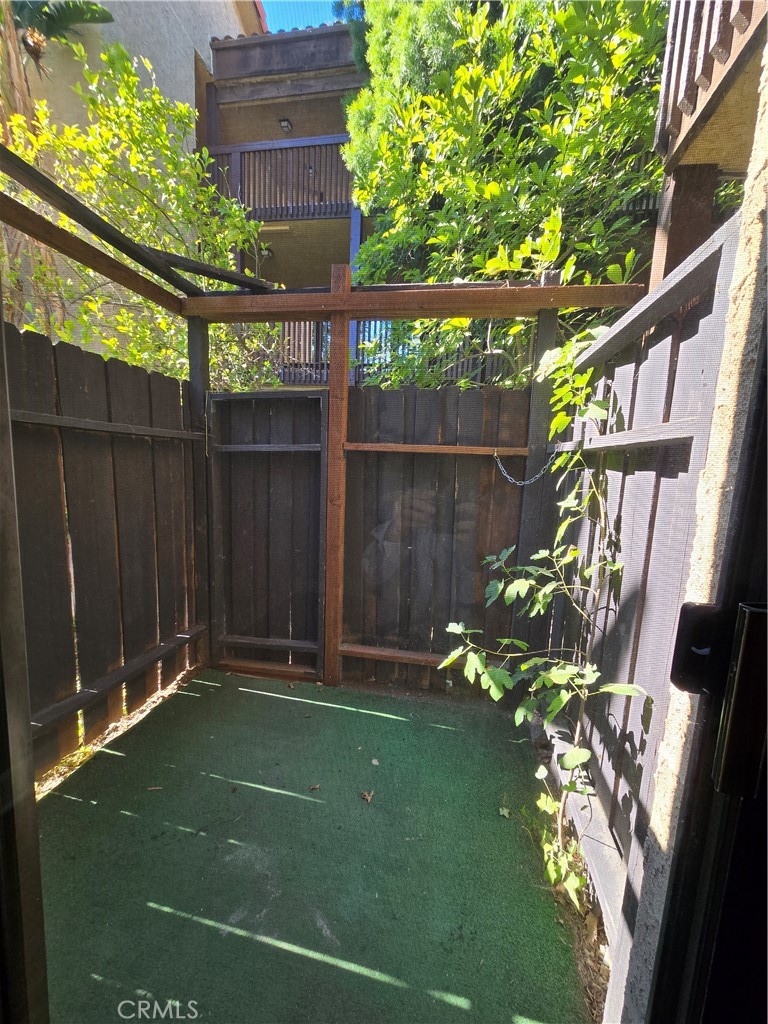 13214 Moorpark Street 201