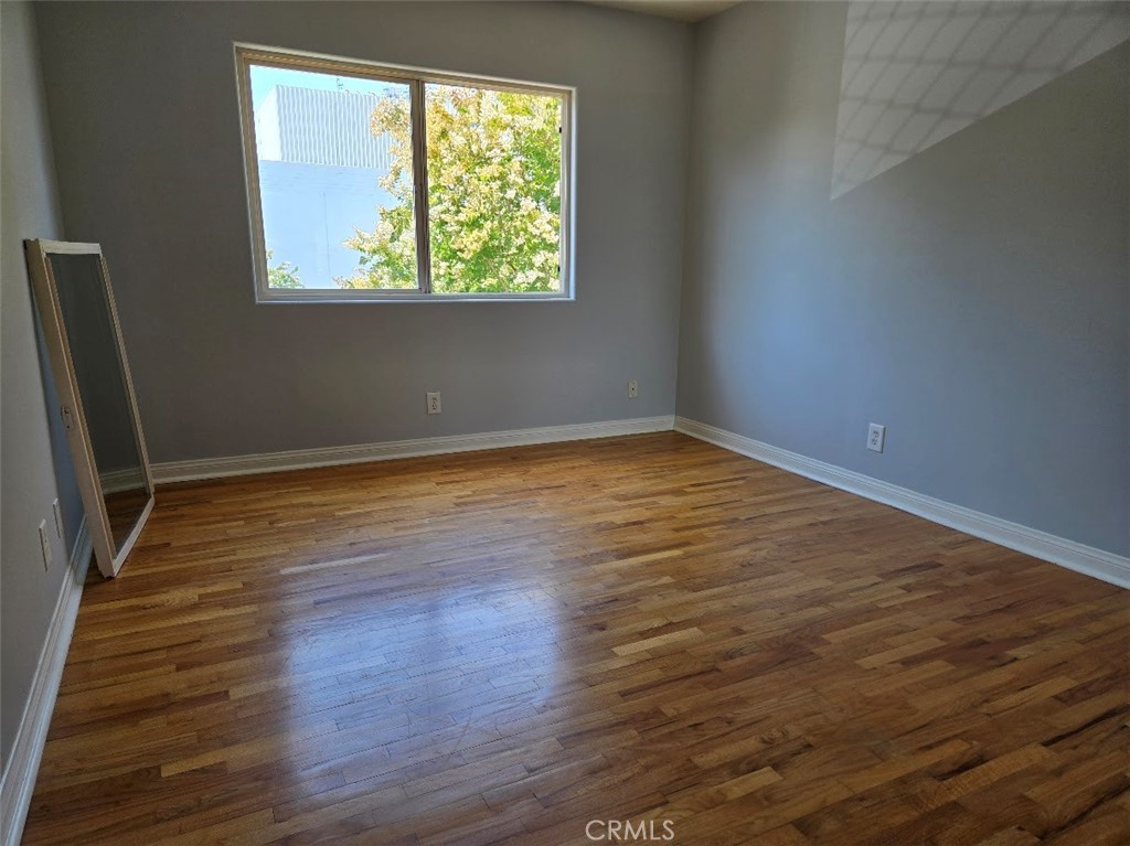 14701 Dickens Street 5