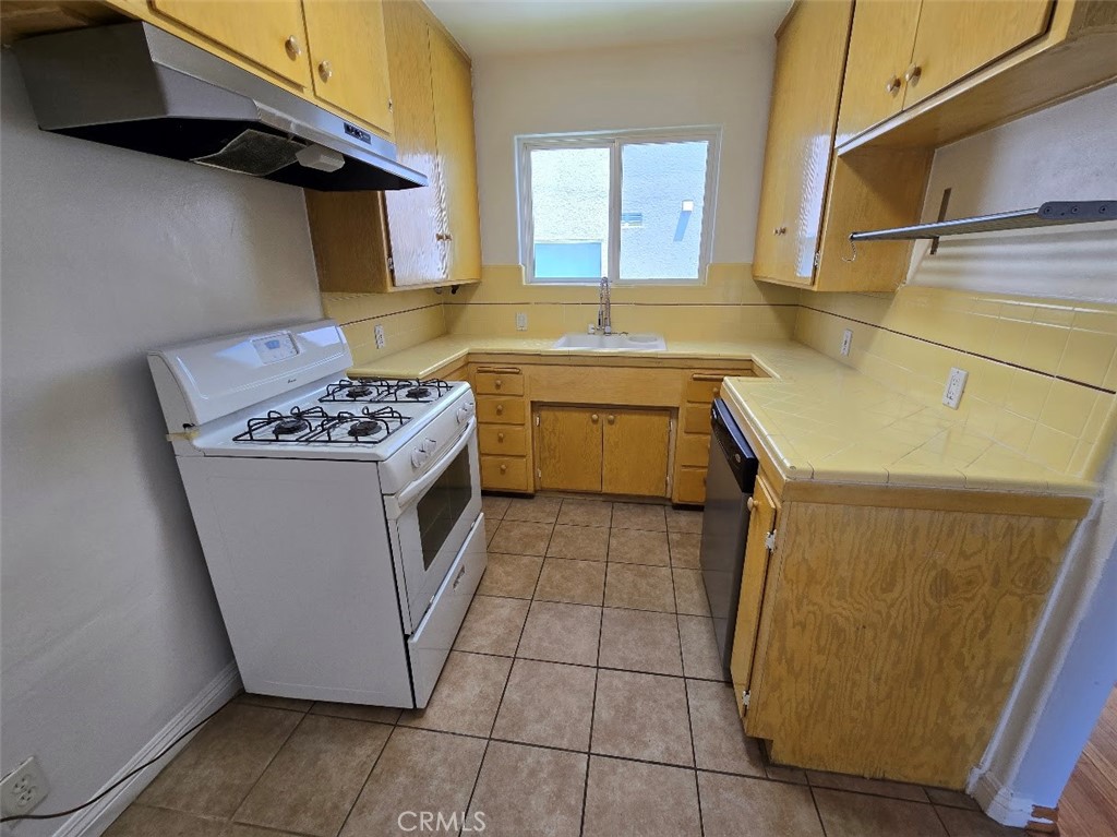 14701 Dickens Street 5