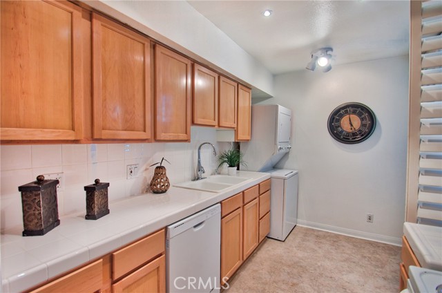 4915 Tyrone Unit: 221