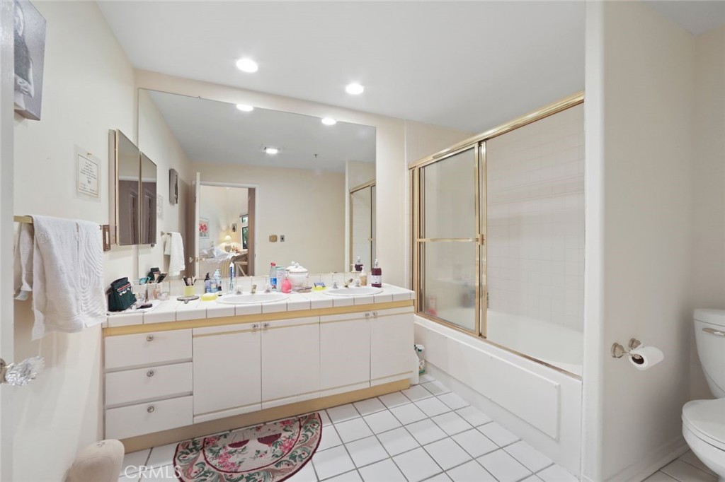 4477 Woodman #310 Los Angeles, CA 91423